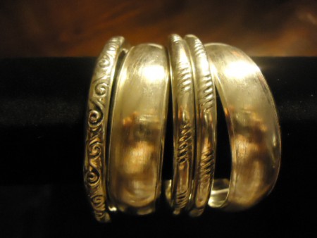 conjunto de pulseiras prateadas - 9.00 €