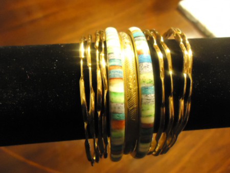conjunto de pulseiras douradas e coloridas - 9.00 €