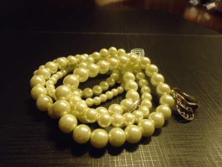 conjunto de pulseiras de pérolas c/ medalhas - 6.00 €