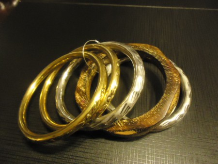conjunto de pulseiras em metal e 1 em madeira - 5.00 €